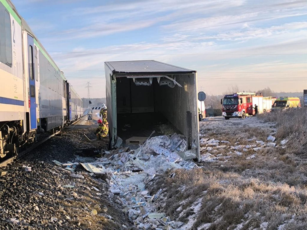 Dramat na torach. Tir wjechał w pociąg. Poważne utrudnienia