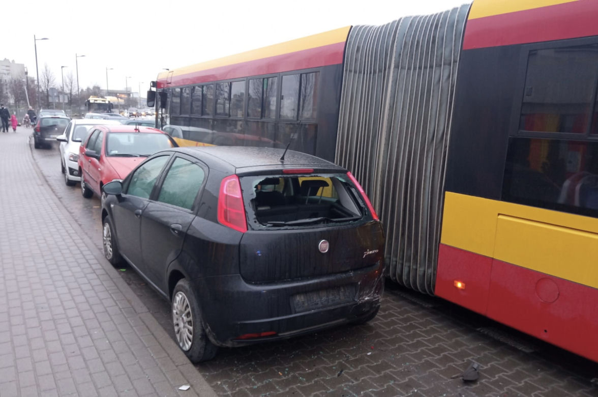 Wypadek na Białołęce. Autobus miejski skasował cztery samochody! Do szpitala trafiło 7-letnie dziecko