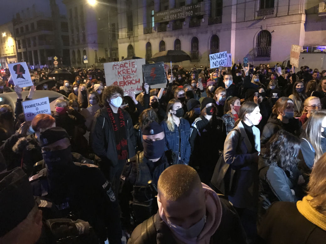 Protest kobiet w Katowicach. Tłumy strajkują przeciwko zakazowi aborcji