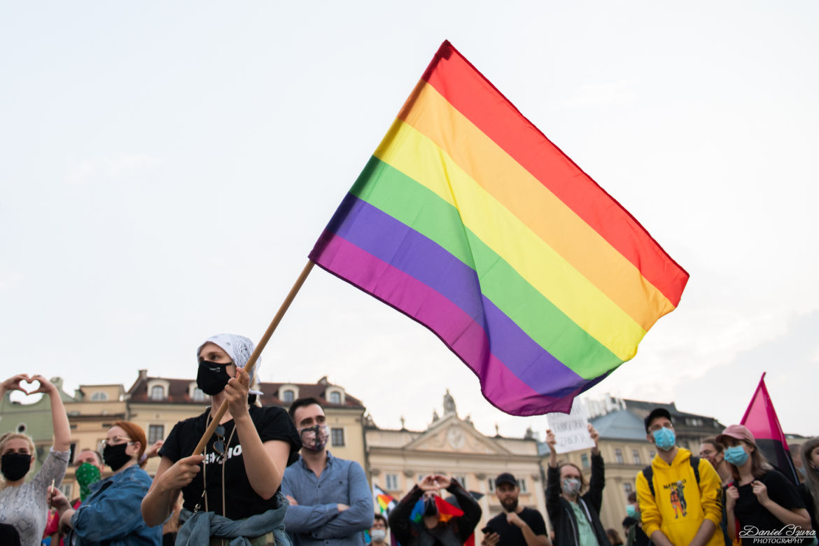 Demonstracja LGBT i narodowców na krakowskim Rynku