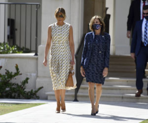 Melania zalozyla sukienke za 18 tys do lokalu wyborczego