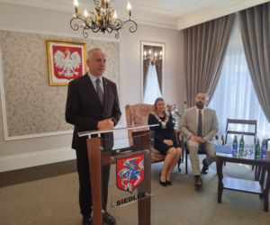 Pamiątkowe medale, legitymacje i kwiaty z okazji 50-lecia pożycia małżeńskiego odebrało w Siedlcach osiem par