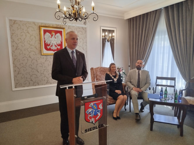 Pamiątkowe medale, legitymacje i kwiaty z okazji 50-lecia pożycia małżeńskiego odebrało w Siedlcach osiem par