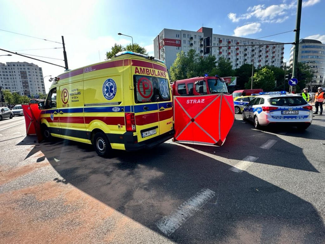  Reanimacja na drodze. Motocyklista wpadł pod busa. Tragiczne wieści