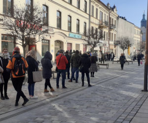 Lublinianie czekają nawet 1,5 godziny po pączki! [GALERIA]