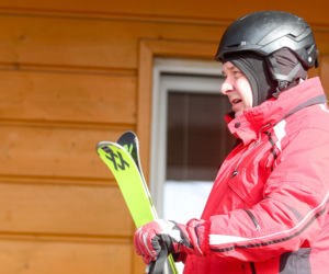 Poseł Wójcik szusuje w kasku