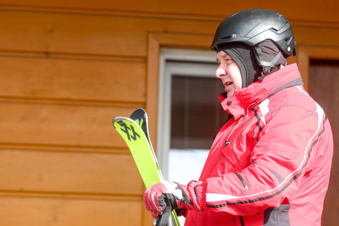 Poseł Wójcik szusuje w kasku