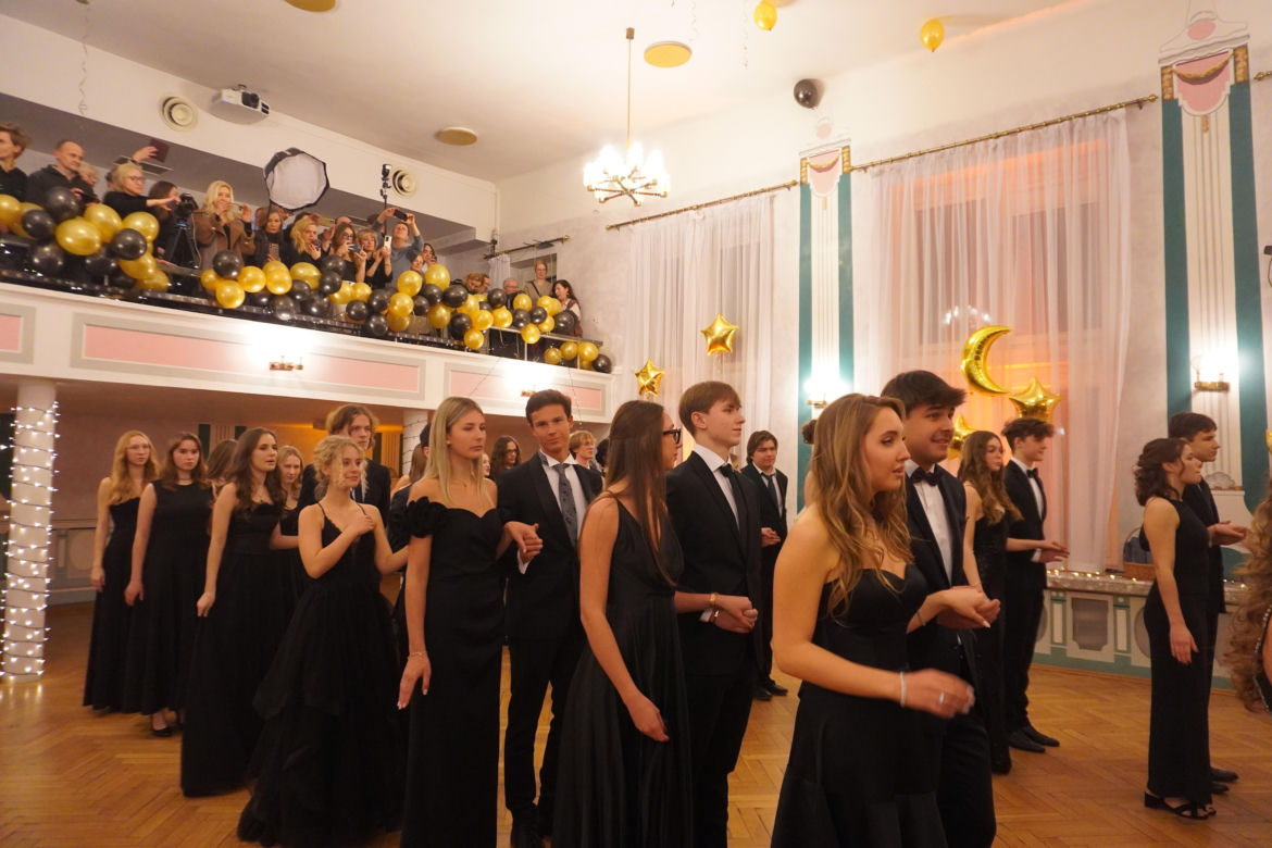 Polonez na Studniówce 2025 w II LO w Poznaniu