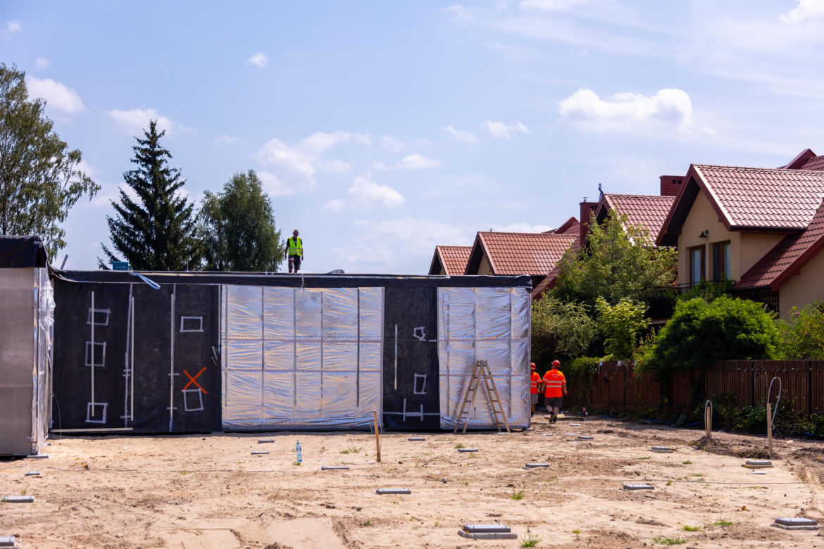 Budowa szkoły modułowej w Kobyłce pod Warszawą