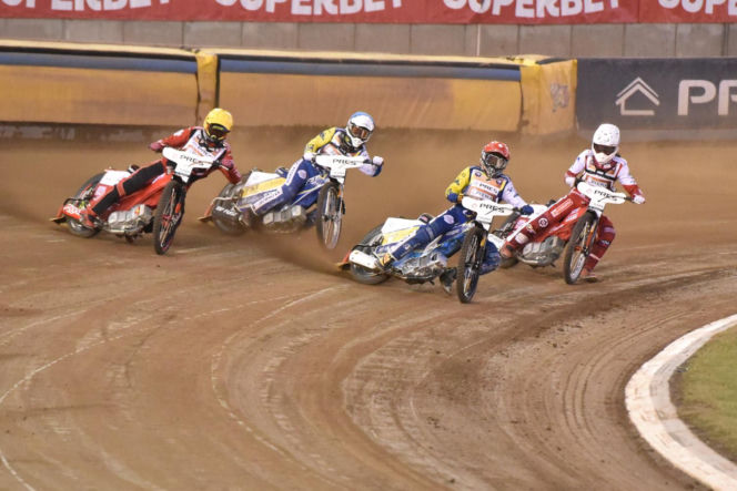 PRES Grupa Dewloperska Toruń - Abramczyk Polonia Bydgoszcz, zdjęcia kibiców i zawodników z pożegnania Adriana Miedzińskiego