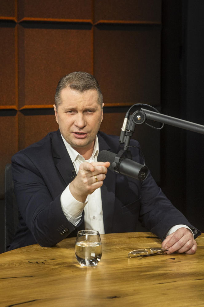 Przemysław Czarnek był królem parkietu we włoskim hotelu. Tam poznał piękną małżonkę [ZDJĘCIA]