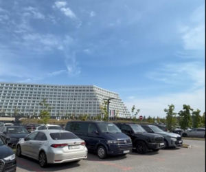 Parking przy hotelu Gołębiewski w Pobierowie