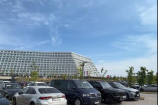 Parking przy hotelu Gołębiewski w Pobierowie
