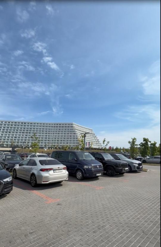 Parking przy hotelu Gołębiewski w Pobierowie