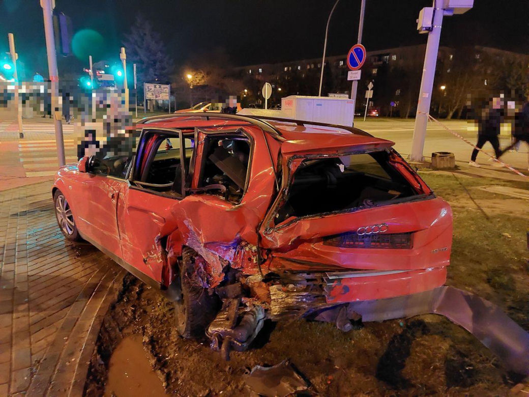 Gigantyczny karambol z udziałem 15 osób w Rzeszowie, Kobieta wjechała w przechodniów!