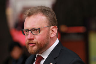 Chcą stawiać pomniki politykom PiS. Szumowski mówi o każdej gminie