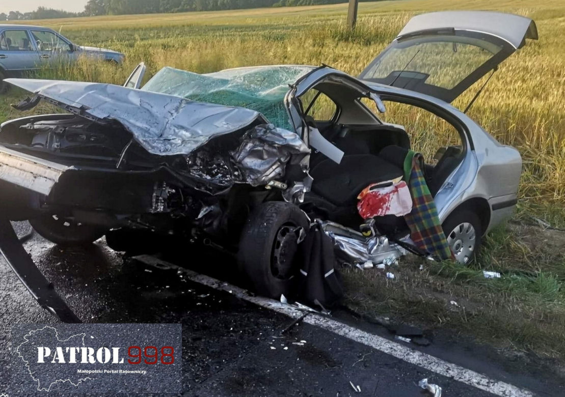 Śmiertelny wypadek pod Krakowem. Czołowe zderzenie dwóch aut. Jedna ofiara, sześć osób rannych [ZDJĘCIA]