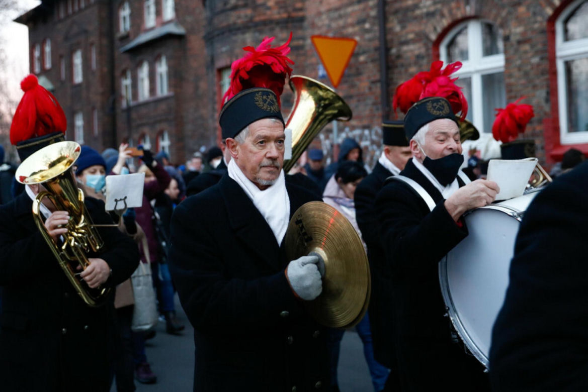 Barbórka 2024. Piękna tradycja, orkiestra dęta budzi mieszkańców Nikiszowca 