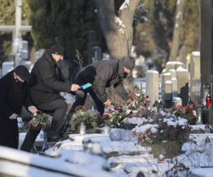 Jarosław Kaczyński odwiedził symboliczny grób brata