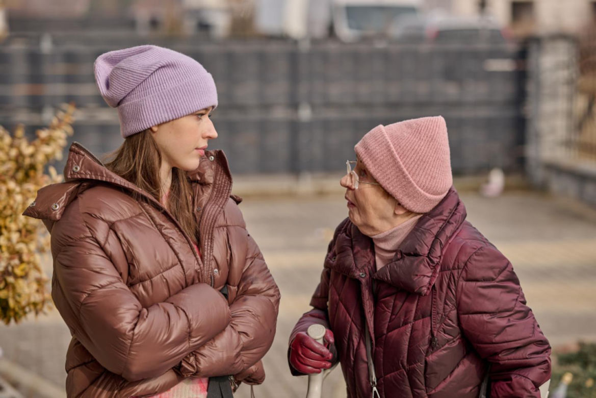 Na Wspólnej odc. 4025. Krystyna Agier (Małgorzata Knothe), Ula (Julia Jurek)