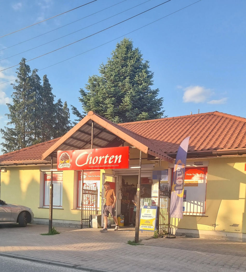 Marcin Mroczek bawi się samolotem