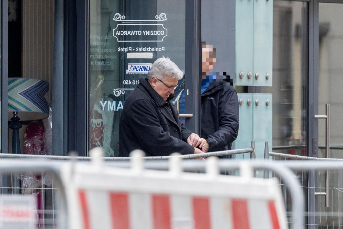 Bronisław Komorowski gnał do krawca z dżinsami. Po drodze złamał prawo!