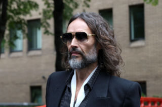 Russell Brand klęczał przed sądem? Ruszył proces gwiazdora o przestępstwa seksualne