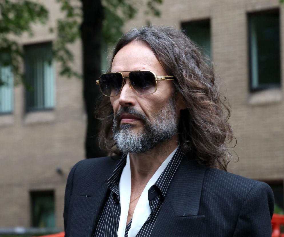 Aktor Russell Brand w ciemnych okularach przed sądem. O procesie celebryty o gwałty przeczytasz na SE.