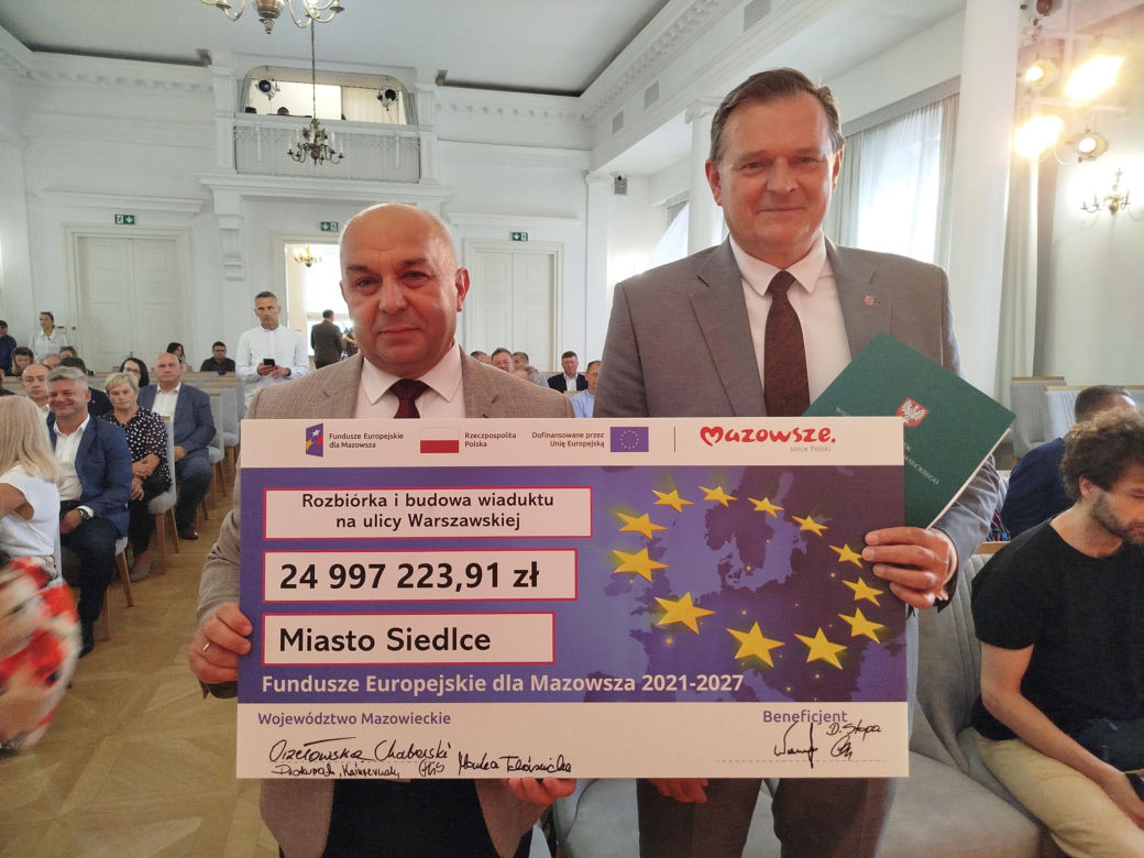 Dwie lokalne inwestycje z wysokim wsparciem unijnym. Umowy na budowę wiaduktu warszawskiego w Siedlcach i rozwój bioróżnorodności w Mrozach – już podpisane!