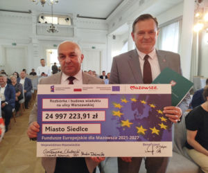 Dwie lokalne inwestycje z wysokim wsparciem unijnym. Umowy na budowę wiaduktu warszawskiego w Siedlcach i rozwój bioróżnorodności w Mrozach – już podpisane!