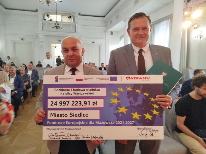 Dwie lokalne inwestycje z wysokim wsparciem unijnym. Umowy na budowę wiaduktu warszawskiego w Siedlcach i rozwój bioróżnorodności w Mrozach – już podpisane!