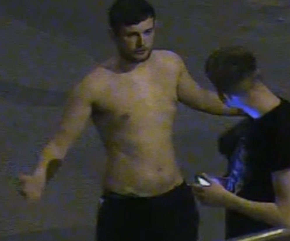 Półnagi mężczyzna rzucał nocą w budynek przy ul. Szewskiej
