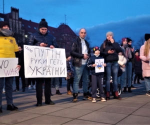 Manifestacja przeciwko wojnie na Ukrainie na placu Solidarności w Szczecinie