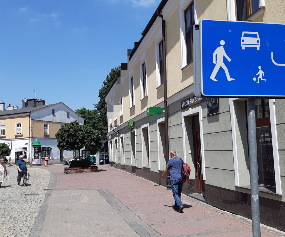 Znak strefy zamieszkania na tarnowskiej Starówce. O darmowej linii autobusowej nr 55 przeczytasz na Eska Tarnów.