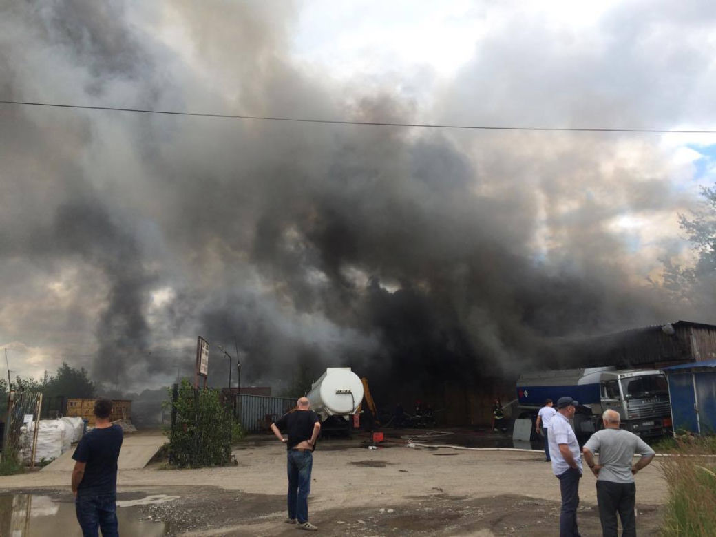 Kłęby dymu nad Krakowem: Pożar przy ul. Sołtysowskiej [ZDJĘCIA, WIDEO]