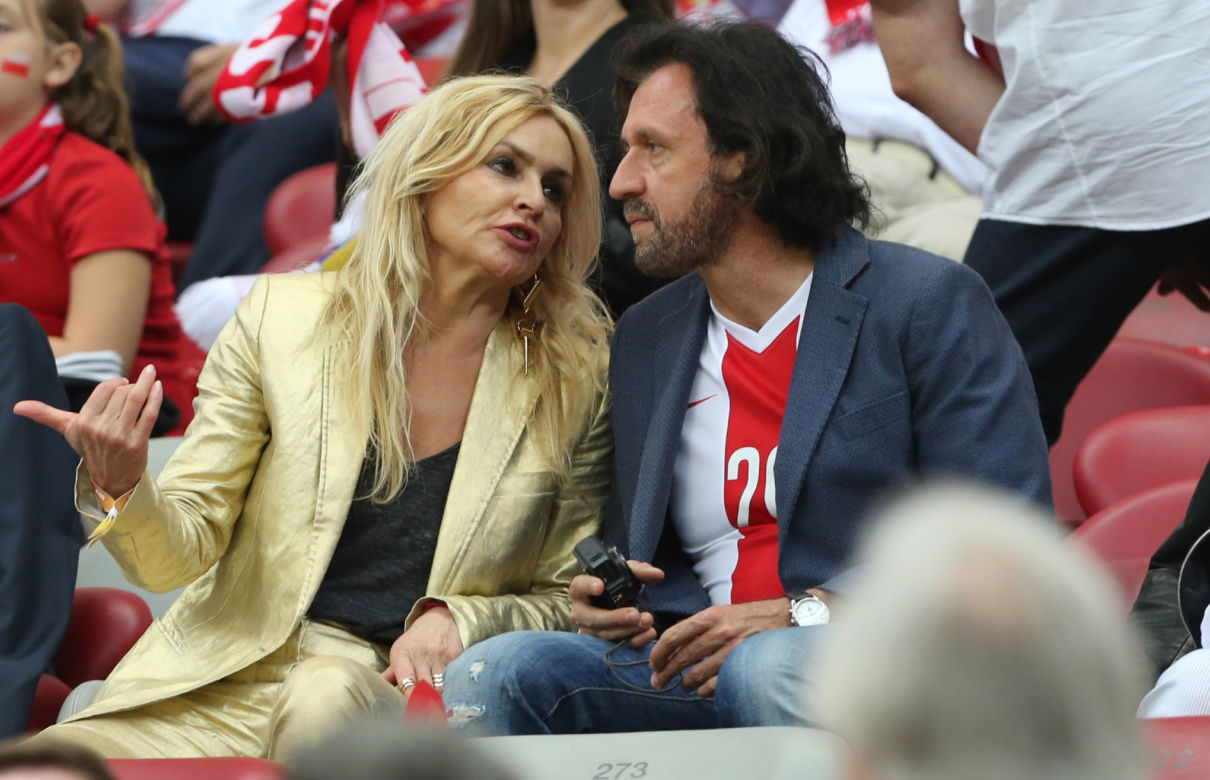 Monika Olejnik wyretuszowana jak nastolatka na okładce magazynu o modzie 