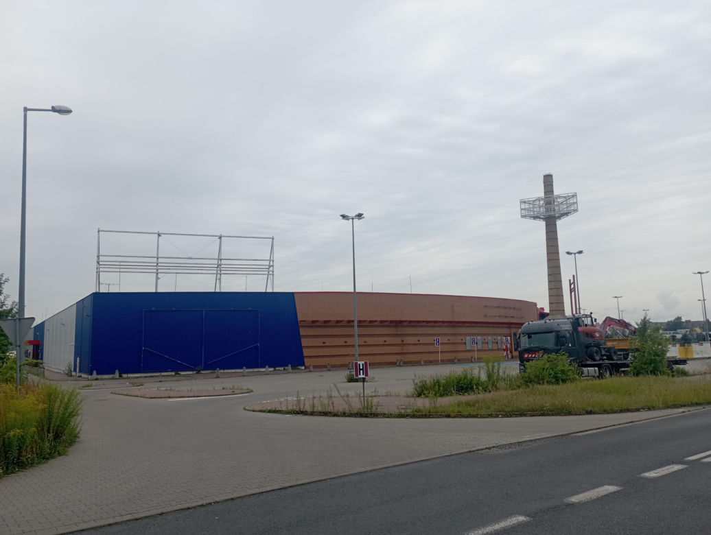Kiedyś Tesco w Pile było numerem jeden. Teraz trwa tam generalny remont. Jaki sklep tam się otworzy?