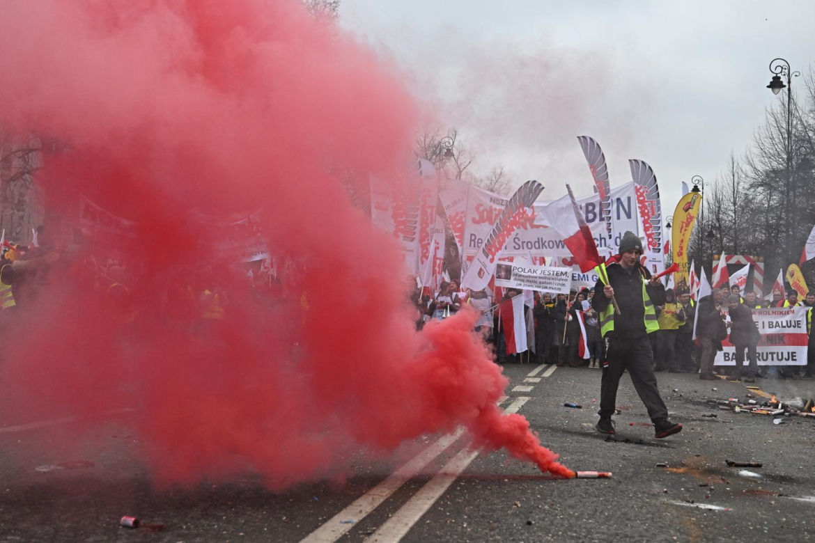 Niespokojny protest rolników w Warszawie. Służby obrzucone puszkami po piwie i petardami