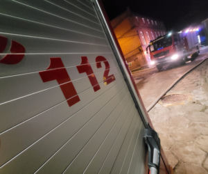 Nocny pożar w Koronowie! Płonął budynek gospodarczy z wędzarnikiem [ZDJĘCIA]