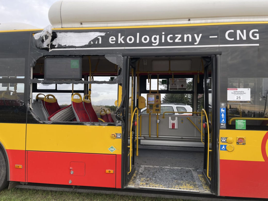 Horror pod Warszawą. Traktor wbił się w autobus z ludźmi! 