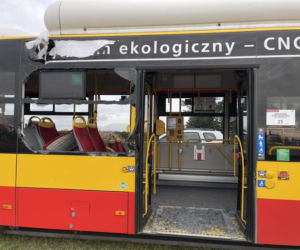 Horror pod Warszawą. Traktor wbił się w autobus z ludźmi! 