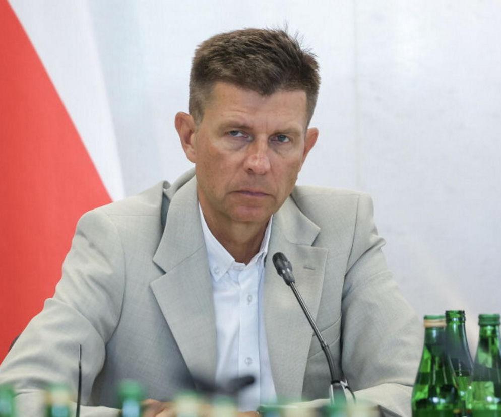 Ryszard Petru przy mikrofonie. O sprawie Zondacrypto i komentarzu polityka przeczytasz na SE Polityka.