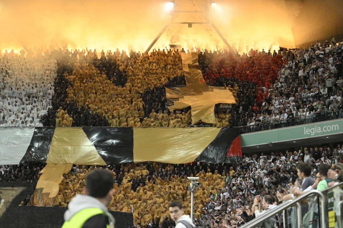 Kibice nie zawiedli podczas meczu Legia - Widzew. Efektowne zdjęcia z trybun