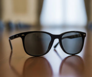 Emmanuel Macron w Davos. Dlaczego prezydent Francji zasłonił oczy?