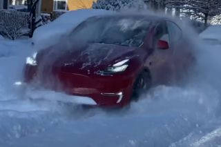 Nie rozmiar, lecz technika, czynią z Tesli zawodnika. Nowy model Y wymiata na śniegu - WIDEO