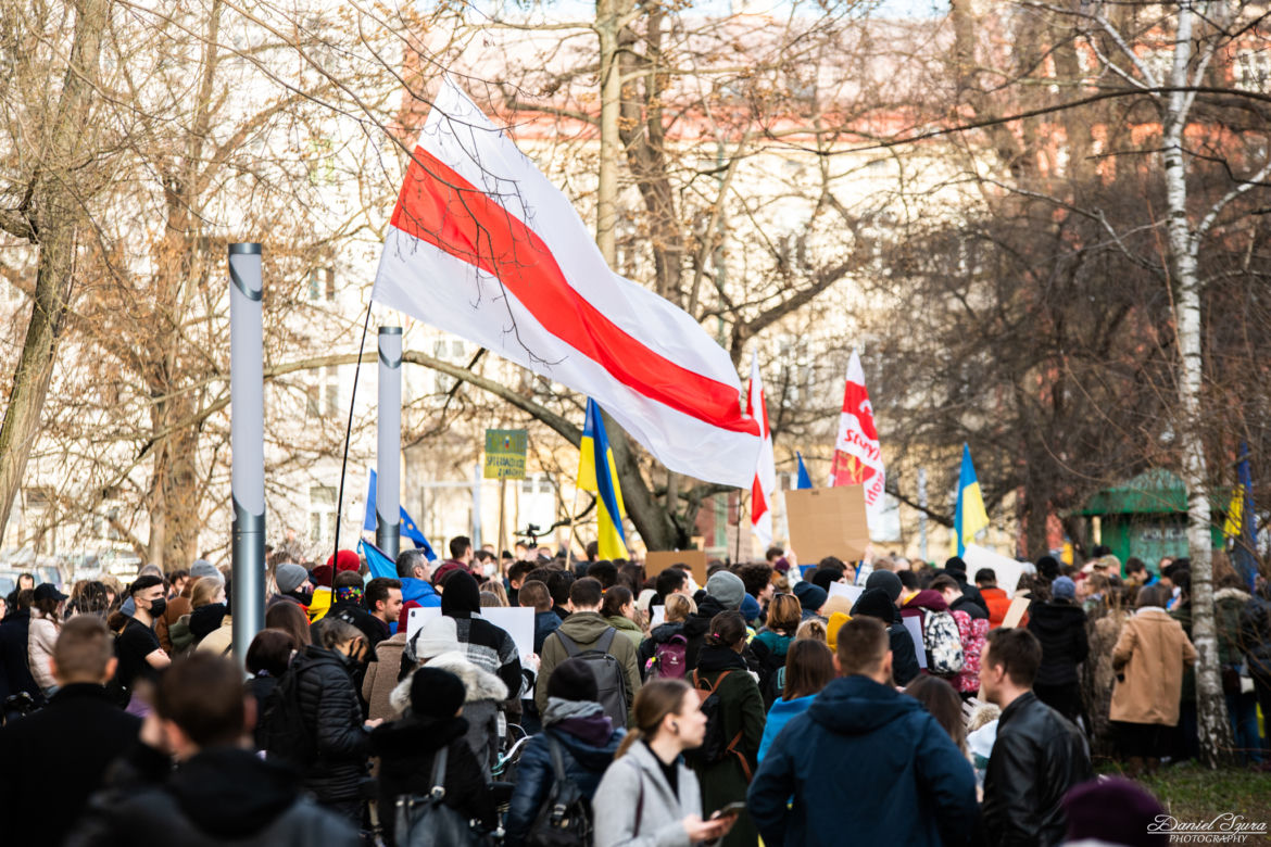  Kraków solidarny z Ukrainą. Setki osób przyszło na manifestację [ZDJĘCIA]