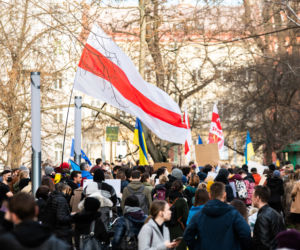 Kraków solidarny z Ukrainą. Setki osób przyszło na manifestację [ZDJĘCIA]