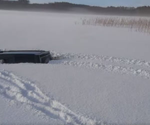 Jezioro Choczewskie. Kierowca land rovera wjechał na lód. Auto znalazło się pod wodą