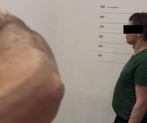 Bił ją pieścią w głowę i kopał po całym ciele, zaatakował też jej psa. Brutalna napaść w centrum Warszawy