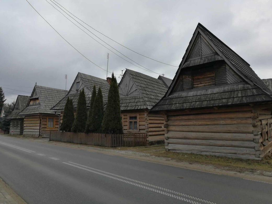 Ta małopolska wieś to żywy skansen. Kilkuset letnie chałupy wciąż zamieszkują mieszkańcy